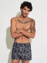 Bóxer Kevingston de algodón blanco con estampado integral de labios rojos. Cuenta con cintura elastizada y etiqueta de la marca en el frente.