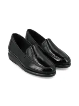 Mocasines tipo slip-on de cuero charol negro, con suela anatómica de goma y talón curvado para mayor comodidad.