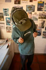 Hoodie de algodón con efecto lavado en color verde, cuenta con capucha con cordones ajustables, bolsillo tipo canguro frontal y estampa con el logo de la marca en el pecho.