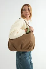 Cartera tipo hobo de gran tamaño, color marrón, con diseño holgado y correa de hombro en cuero sintético color suela.