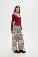 Remera de manga larga color bordó, con escote en V profundo y corte ajustado al cuerpo.