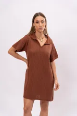 Vestido corto marrón de punto calado con cuello polo y mangas cortas.