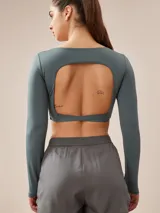 Top deportivo negro de manga larga con escote cuadrado.