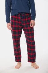 Pijama de hombre compuesto por una remera de manga larga azul marino y un pantalón a cuadros en tonos azul marino, blanco y negro.