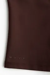 Remera deportiva de corte ajustado con cuello redondo y mangas cortas. Confeccionada en tejido funcional con tecnología SoftMove para mayor suavidad y DryMove para absorción de sudor.