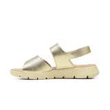 Sandalia casual de cuero Usaflex modelo Ainara, color negro con plataforma baja y plantilla marrón. Cuenta con tiras ajustables con cierre de velcro y el logo de la marca en el empeine.