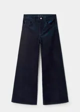 Pantalón de tiro alto confeccionado en tejido de pana con diseño wide leg. Cuenta con cierre de botón y cremallera, trabillas para cinturón y cinco bolsillos clásicos.