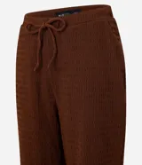 Pantalón marrón de poliéster y elastano, corte recto, cintura elástica con cordón y textura.