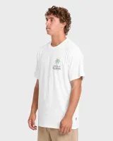 Remera blanca de manga corta con gran estampado en la espalda de diseño tropical, que incluye una palmera, olas y el texto "Billabong Boardshorts Co. Free Since Seventy Three".