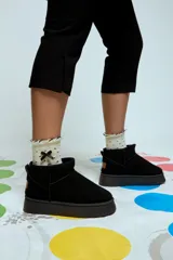 Botas cortas de gamuza color negro con plataforma plana y forro interior de corderito.