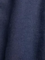 Camisa blanca de manga larga con corte regular en tejido lino-viscosa, ideal para los días de verano. Tiene botones de madera y parche con logo de la marca.