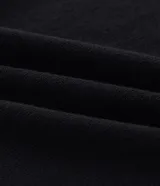 Cardigan de punto color beige, con cuello redondo, cierre frontal abotonado y puños y ruedo acanalados.