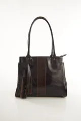 Bolso tote de cuero genuino color bordó con asas largas para hombro. Presenta una franja central con textura de cocodrilo y un adorno lateral de flecos.