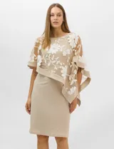 Vestido midi de seda fría con silueta ajustada y capa superior amplia de microtul con bordados florales blancos. Presenta un diseño elegante con escote redondo y mangas tipo capa.