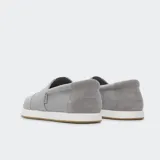 Alpargata gris de lona de algodón reciclado antidesgarros y talón de gamuza desgastada. Tiene suela de goma, plantilla extraíble OrthoLite® Eco LT-Hybrid™, forro de mezcla de poliéster reciclado REPREVE® y banda elástica para un fácil ajuste.