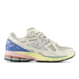 Championes New Balance modelo 1906R, color beige con detalles en azul y amarillo.