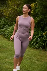 Calza tipo capri de corte ajustado, confeccionada en tejido elástico de alto rendimiento, ideal para actividades deportivas.