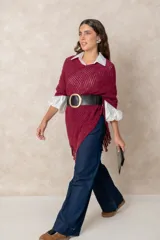 Cinturón ancho tipo faja, confeccionado con una banda elástica negra y paneles de cuero italiano en la parte frontal. Presenta una hebilla metálica circular de gran tamaño con acabado dorado brillante.