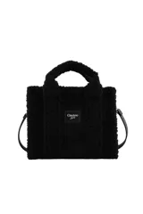 Cartera tipo tote de tamaño mediano, confeccionada en una combinación de material textil aterciopelado y detalles de textura tipo corderito en las asas y laterales. Presenta un parche central con el logo de la marca y correa ajustable extraíble.