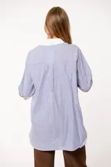 Camisa a rayas verticales rojas y blancas, con cuello y puños blancos.