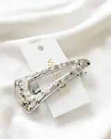 Broche para el pelo rectangular de metal plateado con textura irregular.