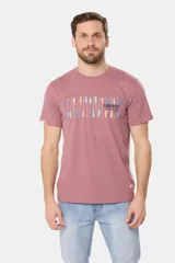 Remera de manga corta color gris, con cuello redondo y estampado frontal multicolor con diseño de remos y tipografía de la marca.