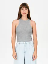 Musculosa de tejido acanalado color rosado, con cuello redondo y diseño sin mangas.
