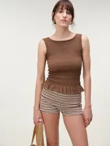 Musculosa de algodón color negro con escote bote, diseño con nido de abeja elástico y terminación con pequeño vuelo en el ruedo.