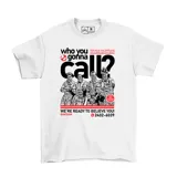 Remera blanca de manga corta con estampado gráfico frontal inspirado en la película Ghostbusters, con texto y diseño de los personajes.