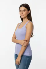 Musculosa de algodón y elastano color lila, de corte al cuerpo con escote redondo profundo y tiras anchas.