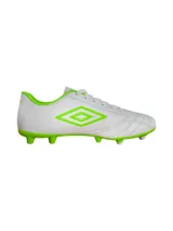 Championes de fútbol Umbro modelo Clasic II HG, color azul marino con suela y tapones en color naranja. Presenta el logo de la marca en blanco en el lateral y cierre con cordones.