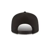 Gorro snapback New Era 9Fifty de los Toronto Raptors, color negro con logo del equipo bordado en blanco en el frente.