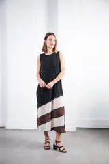 Vestido midi sin mangas, con textura y calado artesanal en el bajo.