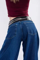 Jean baggy de tiro bajo en color azul denim clásico, con corte extra ancho y caída fluida.