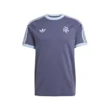 Camiseta Adidas color gris con detalles en celeste en cuello y mangas. Logo de Adidas a la izquierda y logo de la AFA a la derecha. Tres tiras celestes en ambas mangas.