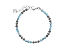 Pulsera de acero con diseño de cuentas intercaladas de piedras naturales en color turquesa y cuentas metálicas oscuras y plateadas. Incluye cierre de mosquetón y cadena de alargue con dije circular liso.