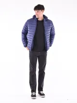 Campera puffer negra con capucha y cierre frontal.