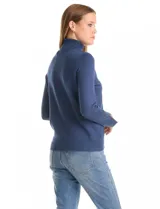 Polera de cuello alto confeccionada en tejido de punto fino, con mangas largas y detalle de tajo en los puños.