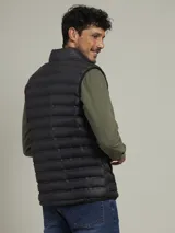 Chaleco negro acolchado con cierre frontal y bolsillos laterales con cierre.