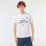 Remera blanca de manga corta y cuello redondo con diseño estampado frontal en tonos azules y verdes con gráficos y texto.