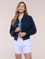 Camperita bomber de lyocell con textura suave, color azul marino, cuello camisero, cierre frontal con botones a presión, bolsillos laterales con solapa, mangas largas con puños elásticos y pretina fruncida en el ruedo.