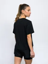 Remera deportiva de manga corta marca Umbro, color negro, con cuello redondo y el logo de la marca bordado en el pecho.