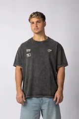 Remera de algodón negra con efecto "snow wash" y estampado "Jump High" en el frente y la espalda.