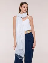 Pashmina rectangular de caída fluida, color blanco con efecto brillante y patrón geométrico jacquard en tono sobre tono. Presenta terminación de flecos finos en los extremos.
