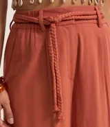 Pantalón wide leg de cintura alta, confeccionado en viscolino color blanco, con trabillas en la cintura, elástico atrás de la cintura, cierre tradicional, pliegues y cinturón de cuerda.