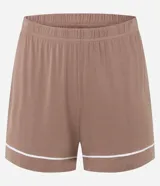 Conjunto de pijama corto color marrón, compuesto por una blusa de manga corta con botones y un short con cintura elástica y detalle de ribete blanco en cuello, ruedo y mangas.