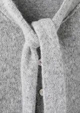 Cardigan de punto gris de manga corta con cierre frontal de botones y detalle de lazo en el cuello.