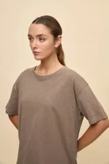 Remera blanca de manga corta, cuello redondo y corte holgado.
