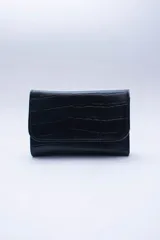 Billetera negra de cuero con textura tipo cocodrilo, con múltiples ranuras para tarjetas y billetes.