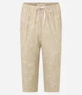 Conjunto de pijama de dos piezas, compuesto por una remera de mangas cortas color rosa claro con detalles de satén y un pantalón capri con estampado floral y lazo en la cintura.